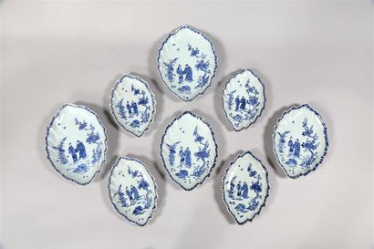 null CHINE (Compagnie des Indes).
Partie de service en porcelaine en forme de feuille,...