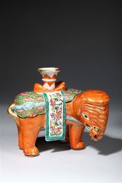 null CHINE (Canton) :
Paire d'éléphants porte-baguettes en porcelaine à décor polychrome...