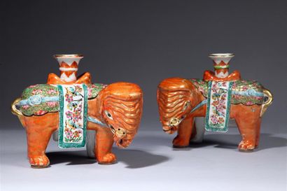 null CHINE (Canton) :
Paire d'éléphants porte-baguettes en porcelaine à décor polychrome...