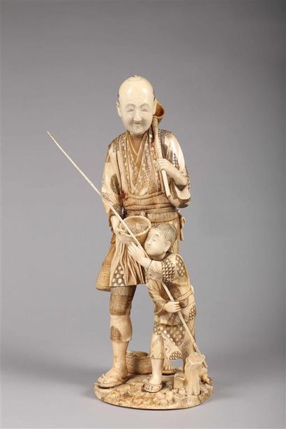 null JAPON.
Okimono en ivoire marin représentant un pêcheur et son fils débout, un...