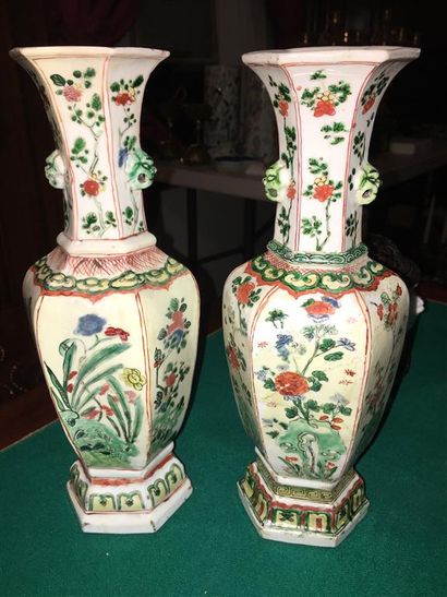 null CHINE.
Paire de vases balustres à pans coupés en porcelaine à décor aux émaux...