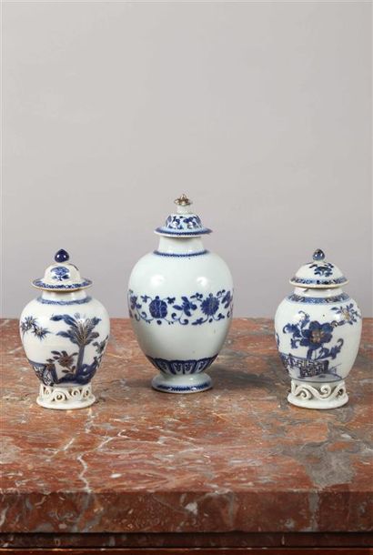 null CHINE (Compagnie des Indes) :
Flacon à thé en forme de vase couvert en porcelaine...