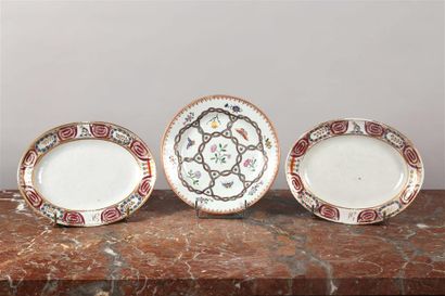 null CHINE (Compagnie des Indes) :
Paire de plats ovales en porcelaine à décor polychrome...