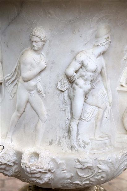 null Important vase Médicis en marbre blanc sculpté en bas-relief d'une procession...