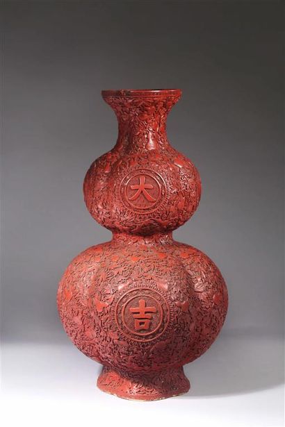  CHINE. Important vase double-gourde en laque rouge à décor incisé de coloquintes...