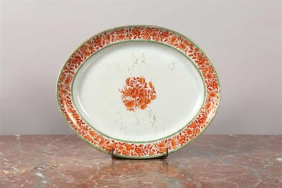 null CHINE (Compagnie des Indes).
Plat ovale en porcelaine à décor en camaïeu orange...
