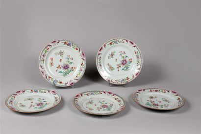 null CHINE (Compagnie des Indes) :
Suite de cinq assiettes rondes en porcelaine décor...