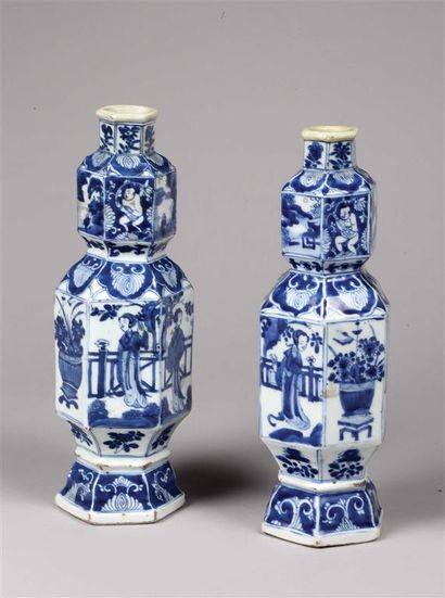 null CHINE.
Paire de vases à pans coupés en porcelaine à décor en camaïeu bleu de...