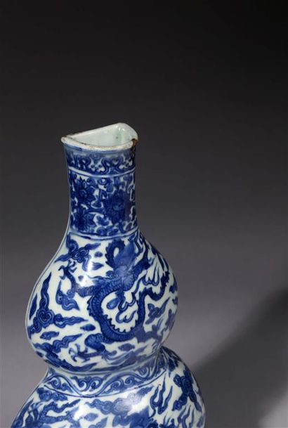 null CHINE.
Vase double-gourde formant bouquetière d'applique en porcelaine à décor...