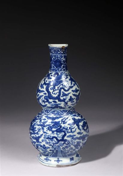 null CHINE.
Vase double-gourde formant bouquetière d'applique en porcelaine à décor...