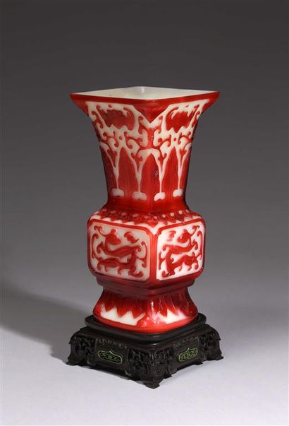 CHINE.
Vase cornet de forme quadrangulaire...