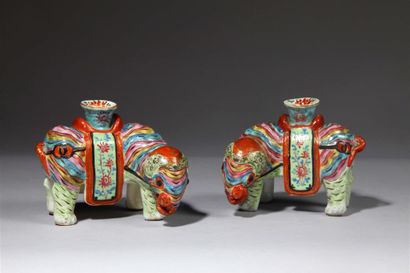 null CHINE (Canton).
Paire d'éléphants porte-baguettes en porcelaine à décor polychrome...