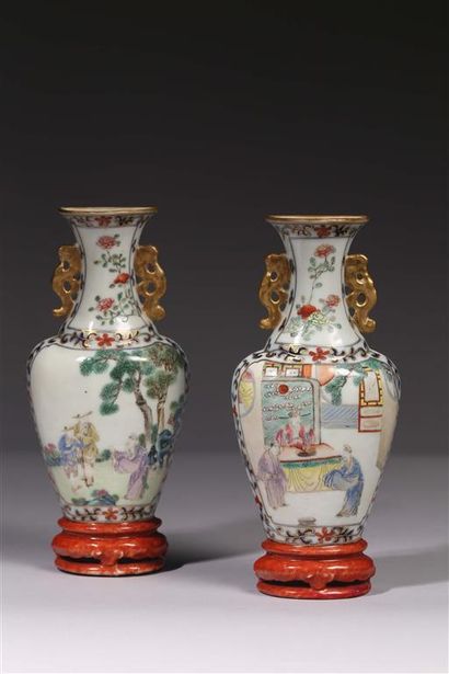 null CHINE.
Paire de vases d'applique formant bouquetière en porcelaine à décor polychrome...