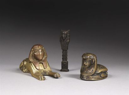 null [Egyptomania]. ENSEMBLE DE 3 comprenant :
- Encrier sphinx. Bronze. Tête relevable....