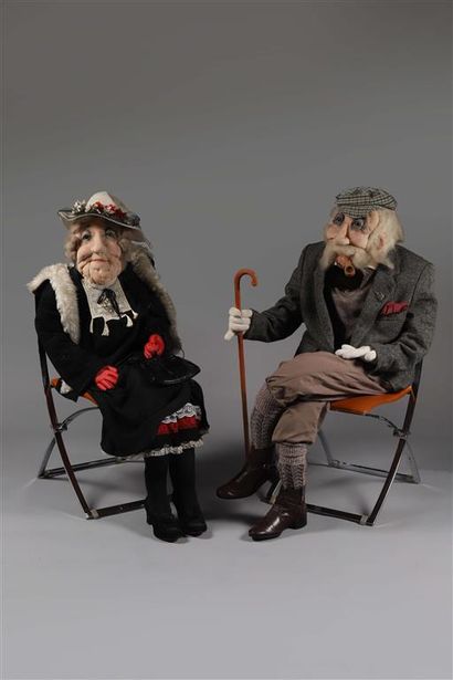 null THE OLDIES.
Couple de mannequins "petits vieux anglosaxons" endimanchés avec...