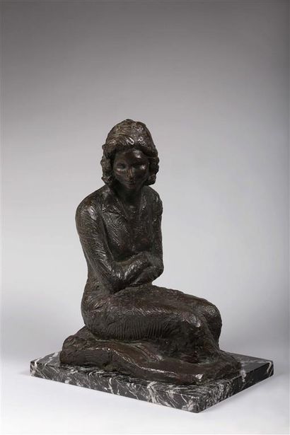 null Sebastian MIRANDA (1888-1975).
Jeune femme agenouillée.
Bronze, signé.
D. :...