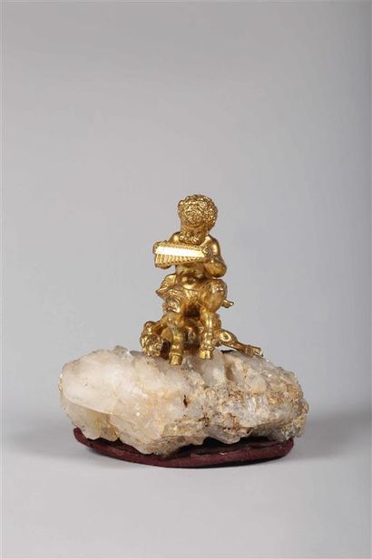 null Groupe en bronze doré représentant Pan jouant de sa flûte, socle en quartz brut.
(Manques).
H....