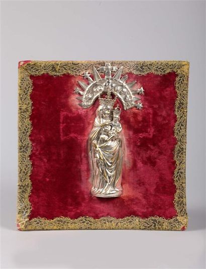 null Vierge à l'Enfant en Majesté en métal argenté repoussé.
XIXe siècle.
(Usures).
H....