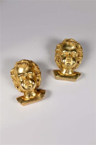 null Paire d'ornements décoratifs représentant des têtes d'enfants en bronze doré.
XIXe...