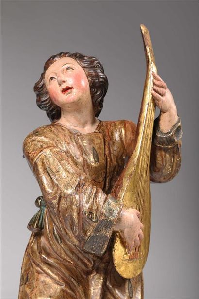 null Deux anges musiciens formant pendant en bois sculpté peint polychrome et doré,...