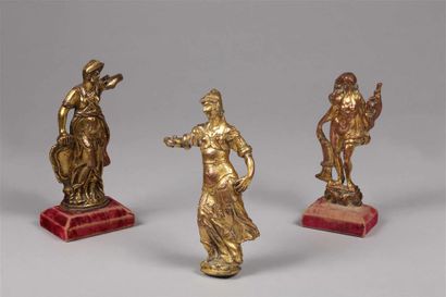 null Trois éléments de meubles en bronze doré comprenant trois statuettes représentant...