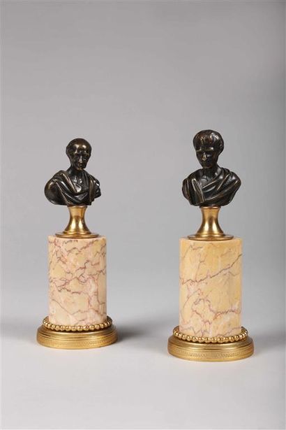 null Paire de bustes représentant Rousseau et Voltaire.
Epreuves en bronze à patine...