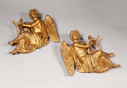 null Deux angelots musiciens formant pendant en bois sculpté et doré.
Après 1900.
D....