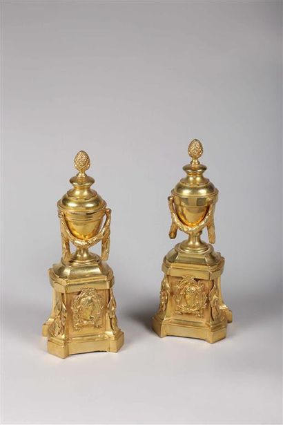 null Paire de chenets en bronze verni sommés d'urnes antiques.
Style Louis XVI, fin...