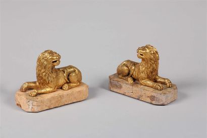 null Paire de lions couchés en bronze doré, socles à pans coupés en pierre.
Après...