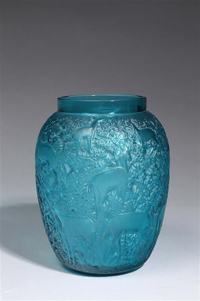 null René LALIQUE (1860-1945).
Vase modèle " Biches " en verre soufflé-moulé patiné...