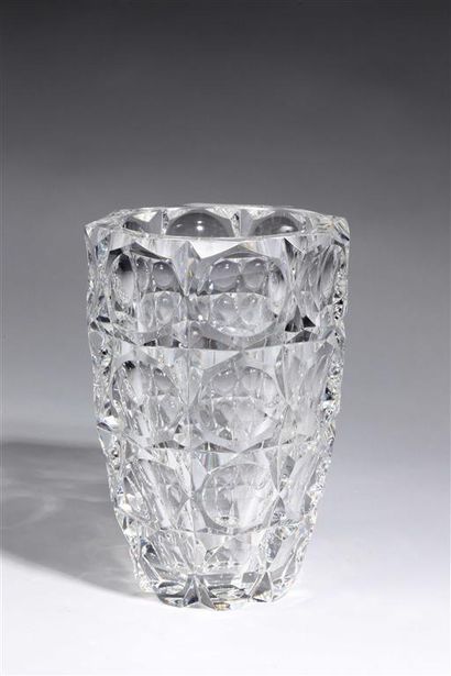 null SAINT LOUIS.
Important vase en cristal incolore taillé à décor facetté. 
Cachet...