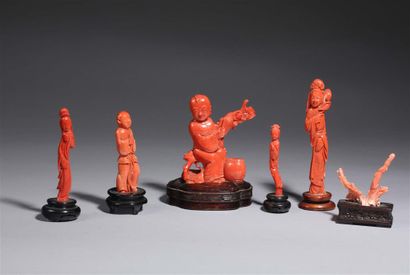 null Lot comprenant six petites statuettes en corail représentant des guanyin, un...