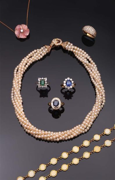 null Collier de six rangs de perles de culture. 
Fermoir menottes en or 18K (750/1000)...