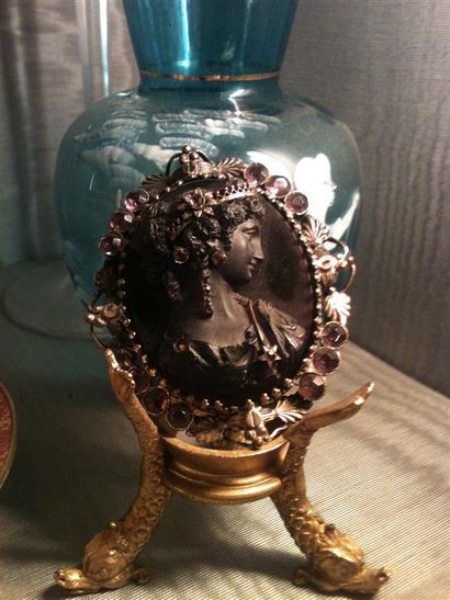 null Broche ovale en argent (800/1000e) à décor de profil de femme en camée sur verre...