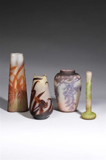 null GALLÉ.
Vase conique à corps pincé à chaud en verre multicouche et décor en camée...