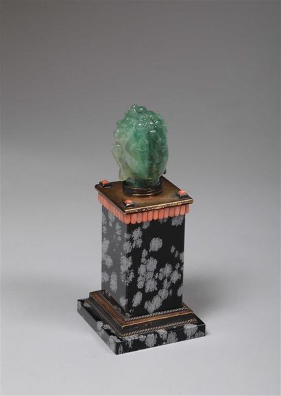 null Tête de Bouddha en quartz vert, reposant sur un socle en pierre dure, la monture...
