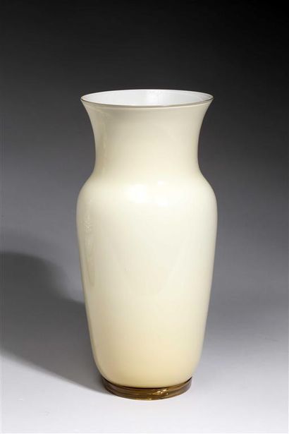 null VENINI MURANO.
Vase cylindrique sur talon à col évasé en verre doublé blanc...