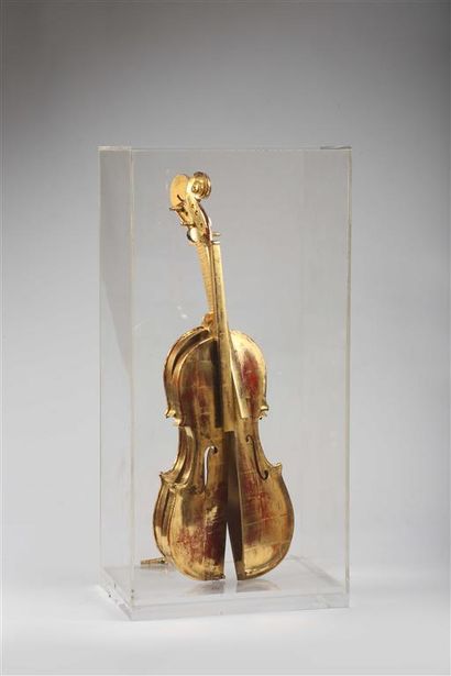 null *Fernandez ARMAN (1928-2005).
Hommage à Yves Klein (violon découpé, or, 1992).
Technique...