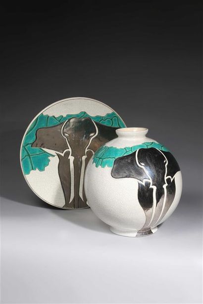null DANILLO CURETTI (1943-1993) & EMAUX D'ART DE LONGWY.
Vase boule sur talon en...