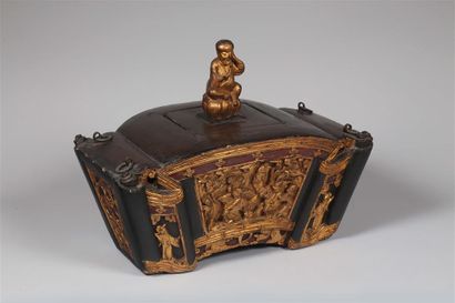 null CHINE.
Boîte en bois sculpté peint et doré, surmontée d'un Bouddha assis et...
