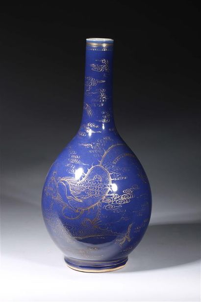 CHINE.
Vase bouteille en porcelaine à décor...