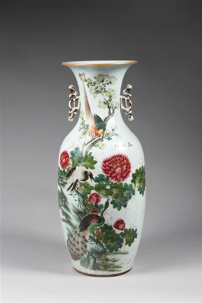 null CHINE.
Grand vase en porcelaine à décor polychrome d'oiseaux sur des branchages,...