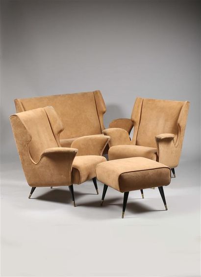 null TRAVAIL ITALIEN VERS 1950.
Ensemble de salon composé d'un canapé, de deux fauteuils...