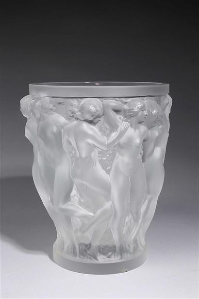 null MAISON LALIQUE.
Vase " Bacchantes " en cristal incolore moulé-pressé en partie...