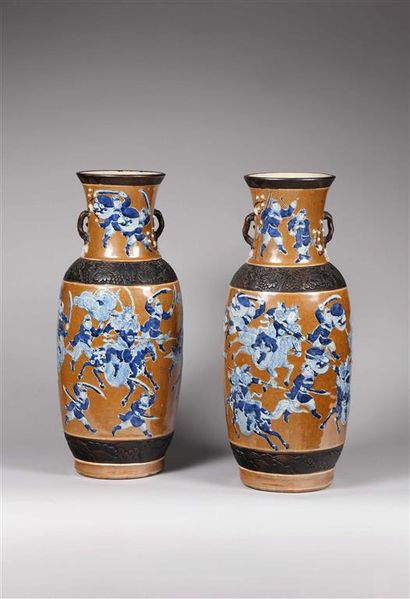 null CHINE (Nankin).
Paire d'importants vases en grès porcelaineux à décor en camaïeu
bleu...
