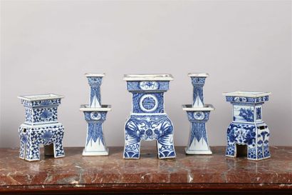 null CHINE.
Garniture d'autel en porcelaine à décor en camaïeu bleu à la feuille
de...