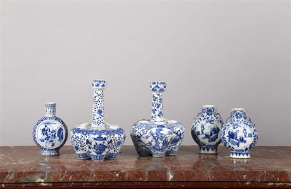  CHINE. Vase gourde en porcelaine à décor en camaïeu bleu de marchands. Travail moderne....