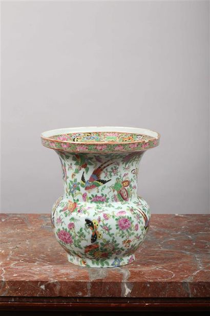 null CHINE (Canton).
Vase balustre en porcelaine à décor polychrome et or de papillons...