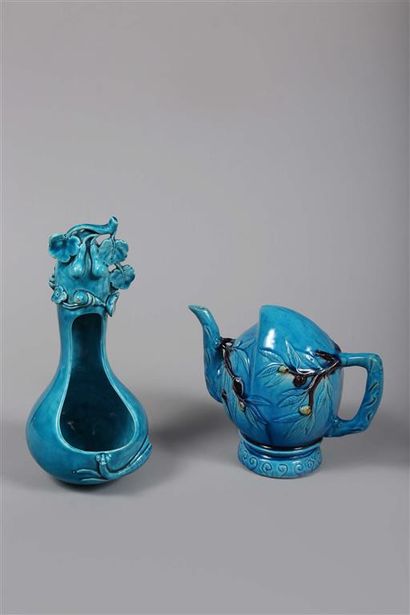 null CHINE.
Lot en porcelaine bleu turquoise comprenant : une théière en forme
de...
