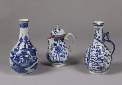 null CHINE (Compagnie des Indes).
Verseuse de forme bouteille en porcelaine à décor...